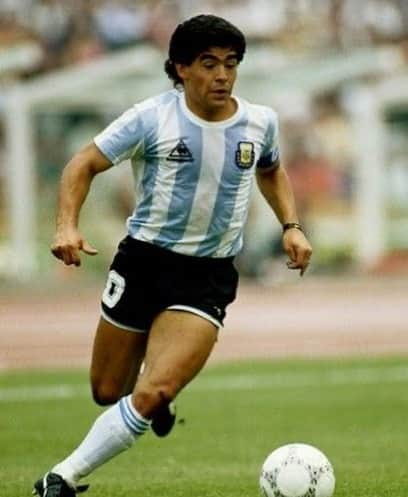 堂安律さんのインスタグラム写真 - (堂安律Instagram)「RIP legend 🙏 #diegomaradona  小学生の頃、恩師に誕生日プレゼントでもらったDVDがマラドーナのプレー集だった。その頃から憧れはマラドーナだったなー。沢山の夢を与えてもらいました。 ご冥福をお祈りします🙏」11月26日 2時19分 - doanritsu