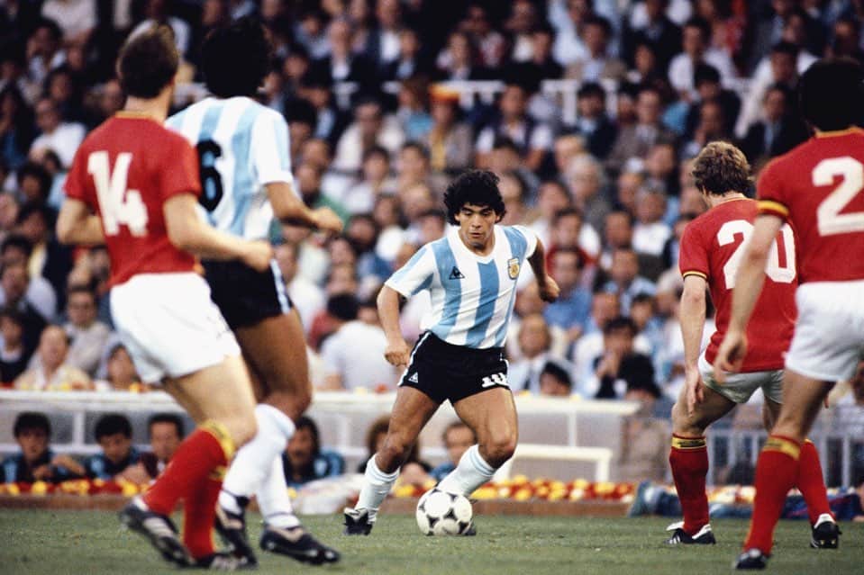 ジェイドン・サンチョのインスタグラム：「RIP to a great!  Condolences to your family. 🙏🏼🌹 Never got to meet Diego but always watch him as a kid on YouTube and definitely inspired me.  #TheBeautifulGame」