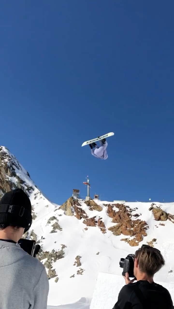 アナログクロージングのインスタグラム：「Triple corks and flawless front 3s, @annagassersnow does it all 👑   🎥: @patrickcinca / @primeparksessions」