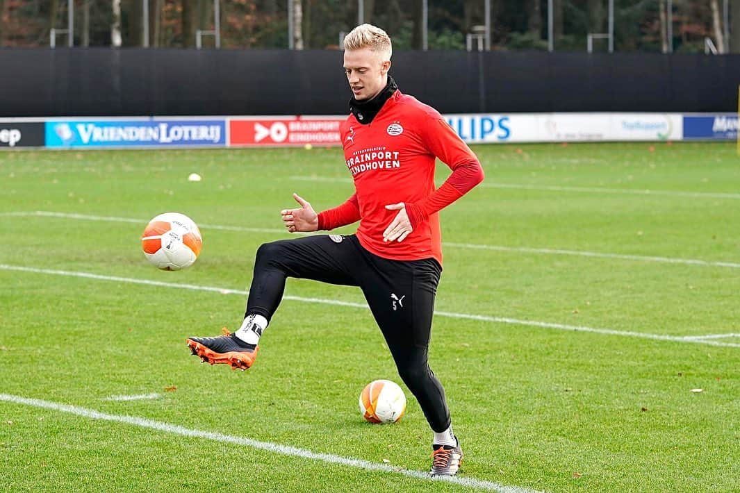 ティモ・バウムガルトルのインスタグラム：「Getting ready for @europaleague 💪🏽 ⠀⠀⠀⠀⠀⠀⠀⠀⠀⠀⠀ #baumgartl5 #psveindhoven #europaleague」