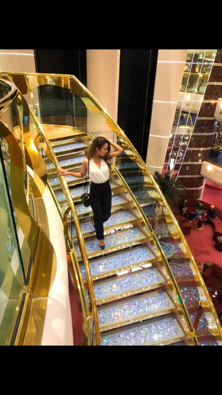 Eminanaのインスタグラム：「. . 去年の6月に行った船旅🛳 . 💎スワロフスキーが敷き詰められた螺旋階段。 💎部屋には海を見渡せるバルコニー。 💎船後方と中央にあるプールとジャグジー。 💎3食自由に食べられるレストラン。 💎ベットメイキングや部屋の掃除、 　レストランでお世話してくれる外国人乗組員。  . . 船での体験はどれも特別で、リッチな気分♡ . 船旅してる人たちのフレンドリーさに感動した✨ . . まなたんとの旅行とっても楽しかったな〜🥰❤️ . . #MSCクルーズ#msccruises#船旅#船旅女子 #女子旅#travel#trip#タビジョ#船#クルージング #世界#海外船旅#海外旅行#ドレスアップ#girlstrip#あえて船旅」