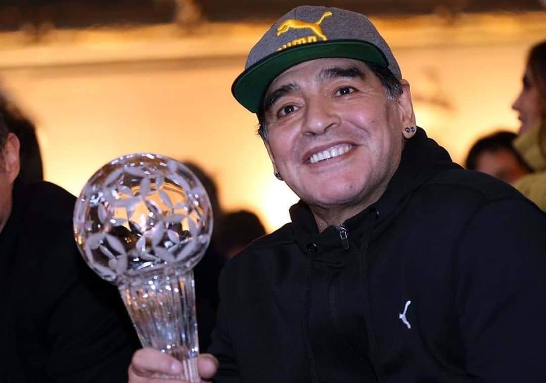 サッカーイタリア代表さんのインスタグラム写真 - (サッカーイタリア代表Instagram)「Addio a #Maradona, il più grande di tutti i tempi.  Gravina: “Era l’estasi del calcio, il suo genio un’opera d’arte”  El Pibe de Oro aveva compiuto 60 anni il 30 ottobre scorso. Campione del Mondo con la maglia dell’Argentina nel 1986, in Italia ha vinto due scudetti con il Napoli」11月26日 2時31分 - azzurri