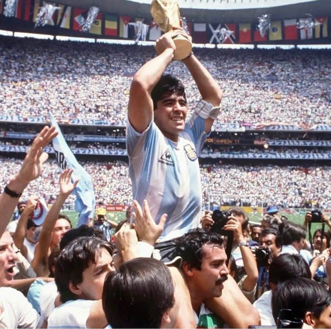 エリック・マキシム・シュポ＝モティングのインスタグラム：「🙏🏾🕊🤎Rip Diego Maradona #legend #maradona #nevertoforget」