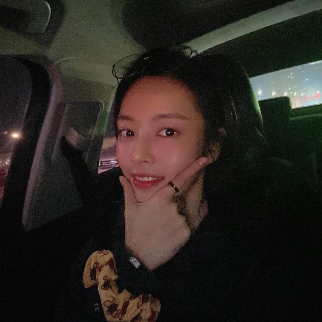 スジン さんのインスタグラム写真 - (スジン Instagram)「이 머리끈 잃어버렸당😊🌼 내 첫 곱창밴드,,,,흑」11月26日 2時31分 - bbang_su