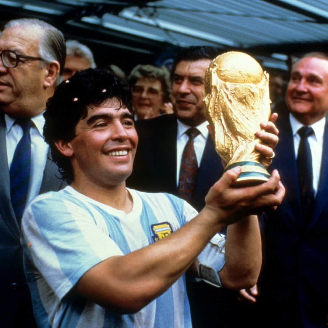 ハビエル・フェルナンデスのインスタグラム：「⚽ Descansa en paz, genio 🙏🏻😔  ⚽ One of the greatest of all times. RIP, Diego  #maradona」