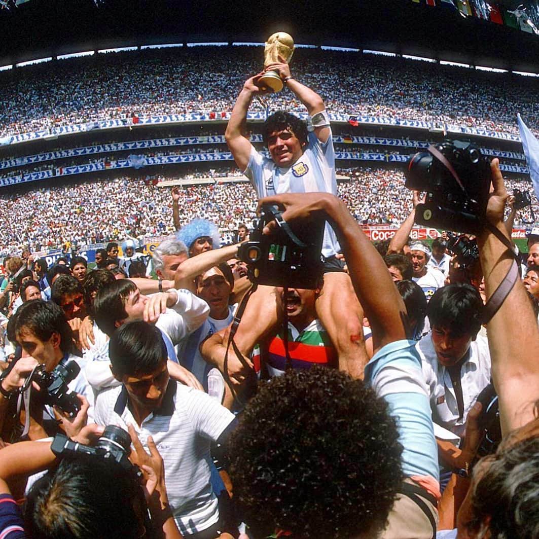 マルク・バルトラのインスタグラム：「Descansa en paz. Eterna LEYENDA. #10 🙏🏼⚽️🖤」