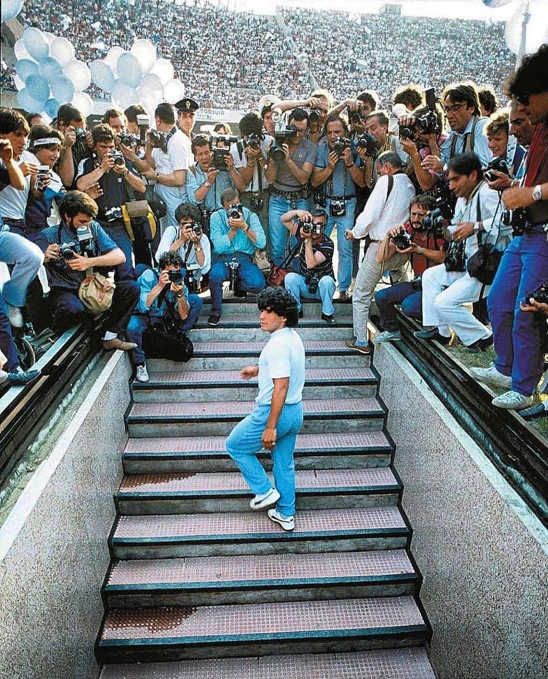 ルカ・レッツェリーニのインスタグラム：「"Oh mamma mamma mamma, oh mamma mamma mamma, sai perché mi batte il corazón? Ho visto Maradona, ho visto Maradona, uè mamma, innamorato son".  Grazie di tutto , D10S ❤️」