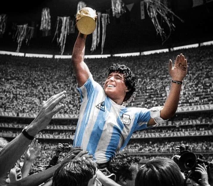 マテオ・ムサッキオのインスタグラム：「Adiós leyenda...descansa en paz 🙏🏼🇦🇷 #D10S」