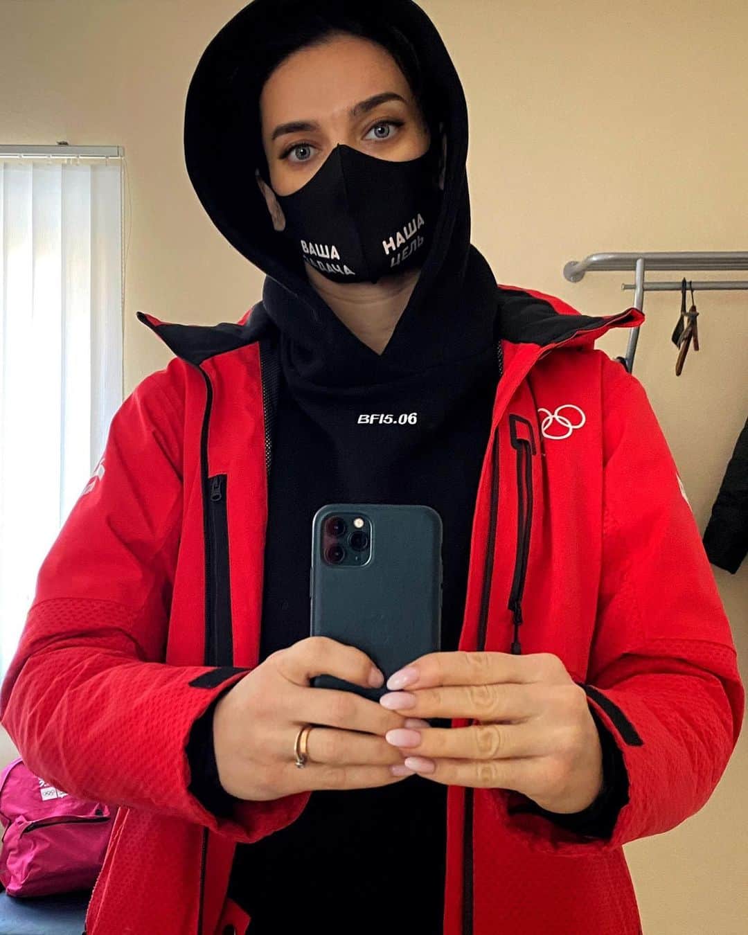 エレーナ・イシンバエワのインスタグラム：「Это был обычный будний день. Только вот мысли были необычные... Видимо всем профессиональным спортсменам свойственно мечтать масштабно. И как показывает время, потом мечты приобретают форму цели. А цель в свою очередь, хочется достигнуть! ⠀ Как вам мысль? 🤔 ⠀ P.S. маска и худи от  @isinbaeva.merch 😎✌🏻 ⠀ It was a normal weekday. Only here the thoughts were unusual ... Apparently all professional athletes tend to dream big. And as time shows, then dreams take the form of goals. And the goal, in turn, I want to achieve! ⠀ How do you like the thoughts? 🤔 ⠀ P.S. mask and hoodie from @isinbaeva.merch 😎✌🏻 ⠀ #исинбаева#isinbaeva#худи#маска#isinbaevamerch#мысли#dreambig」