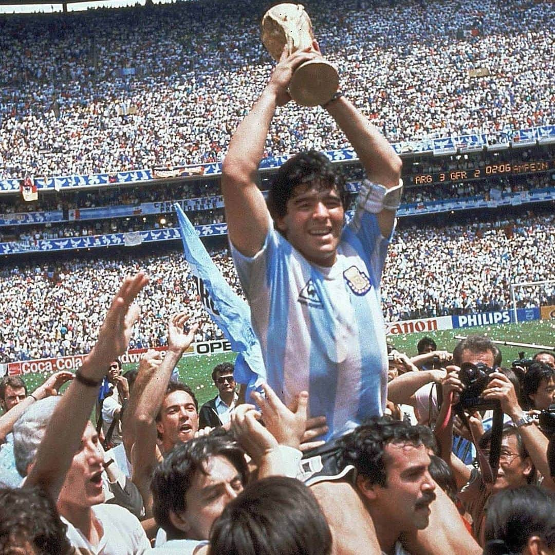 ナオミ・キャンベルさんのインスタグラム写真 - (ナオミ・キャンベルInstagram)「“I am Maradona, who makes goals, who makes mistakes. I can take it all, I have shoulders big enough to fight with everybody.” “When God decides its time, I guess he'll come for us.” “All the people that criticised me should eat their words.” ... 🔟🇦🇷🔟🇦🇷🔟🇦🇷🔟🇦🇷🔟🇦🇷🔟🇦🇷🔟🇦🇷🔟🇦🇷🔟🇦🇷  #Diego Maradona , you achieved your dreams and gave hope and inspiration to so many little boys and Girls around the world !! LEGEND YOU WILL ALWAYS BE !! REST IN POWER 🕊🤍💔🕊🙏🏾😢😢 🙌🏾🙌🏾🙌🏾🙌🏾 #diegomaradona  #gonebutneverforgotten  #goat 🇦🇷⚽️🔟🏆🥇  ...」11月26日 2時47分 - naomi