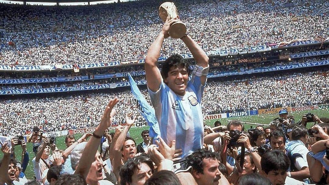 のインスタグラム：「Descansa en Paz, Genio! El mundo del Fútbol jamás te olvidará. 💫  Hasta siempre, Leyenda! ❤」