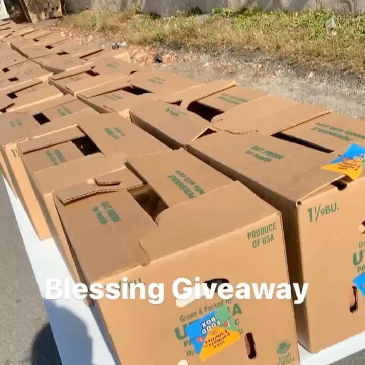 ネネ・リークスのインスタグラム：「My heart is full. We are giving away AMAZING food boxes TODAY at 1pm. The Loft 1122 Chattahoochee Ave ATLANTA GA」
