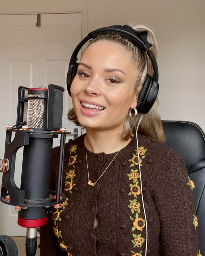 ニーナ・ネスビットのインスタグラム：「it’s my musical and you’re all living in it lol 💫」