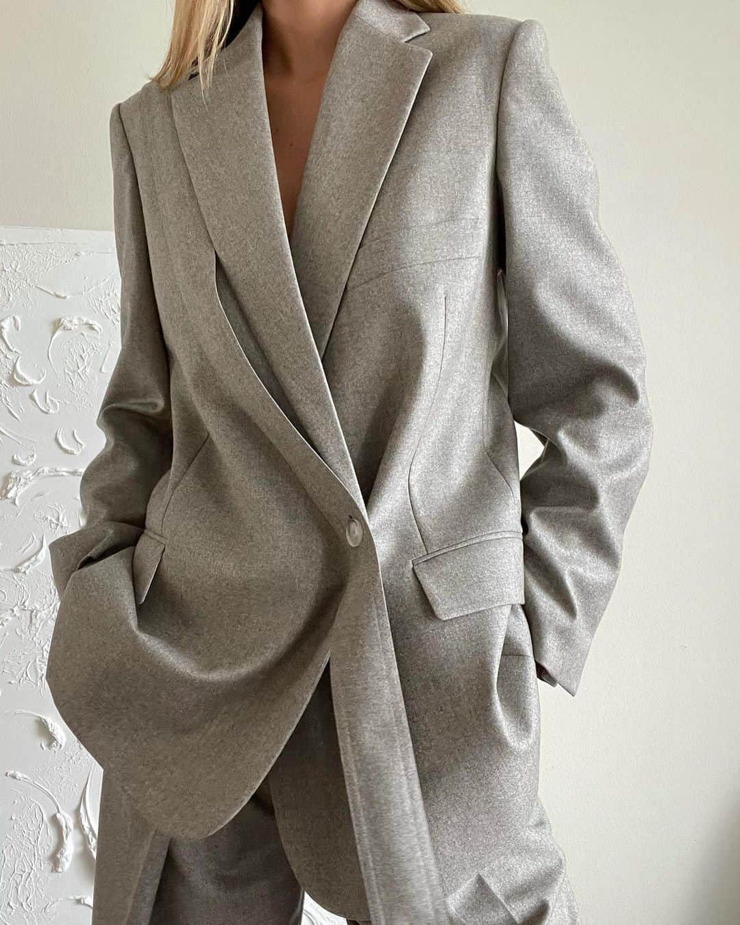 Mathilde Goehlerのインスタグラム：「Dream suit 🤍 @stellamccartney @group88_danmark reklame/tags..」