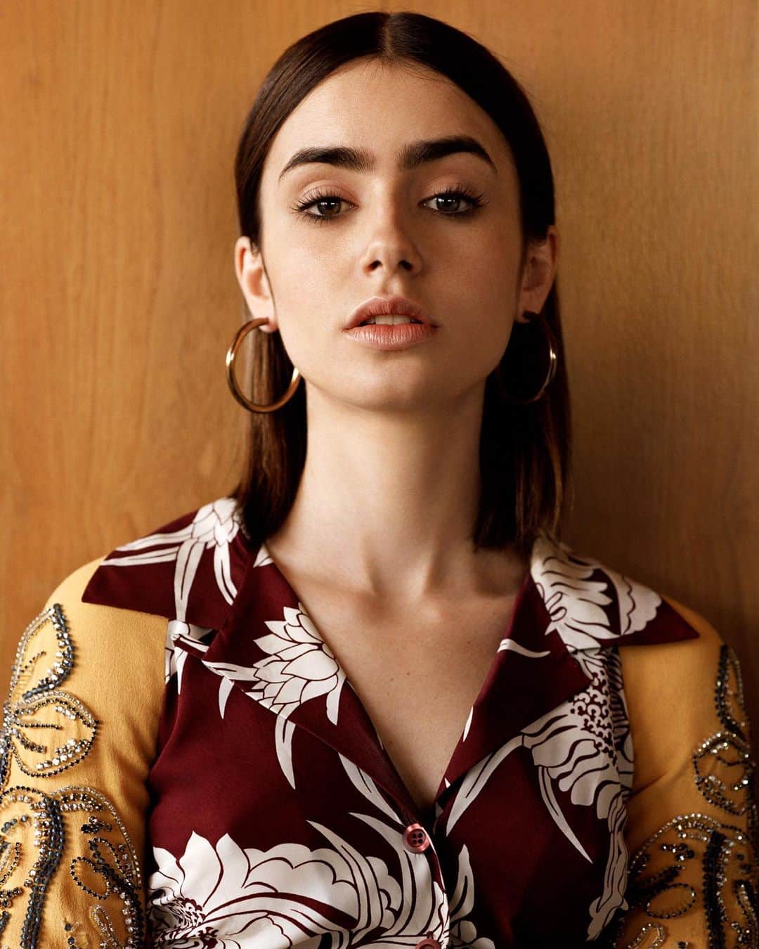 Vogue Italiaさんのインスタグラム写真 - (Vogue ItaliaInstagram)「@LilyJCollins on starring in Netflix’s new Oscar contender Mank - and what she hopes to see in the second season of #EmilyInParis. From the story behind her recent engagement to her transformation into a prim British secretary for David Fincher’s latest black-and-white epic, the actor tells us about the extraordinary year she’s had. Read everything at the link in bio.    Photographed by @AlasdairMcLellan.」11月26日 2時52分 - vogueitalia