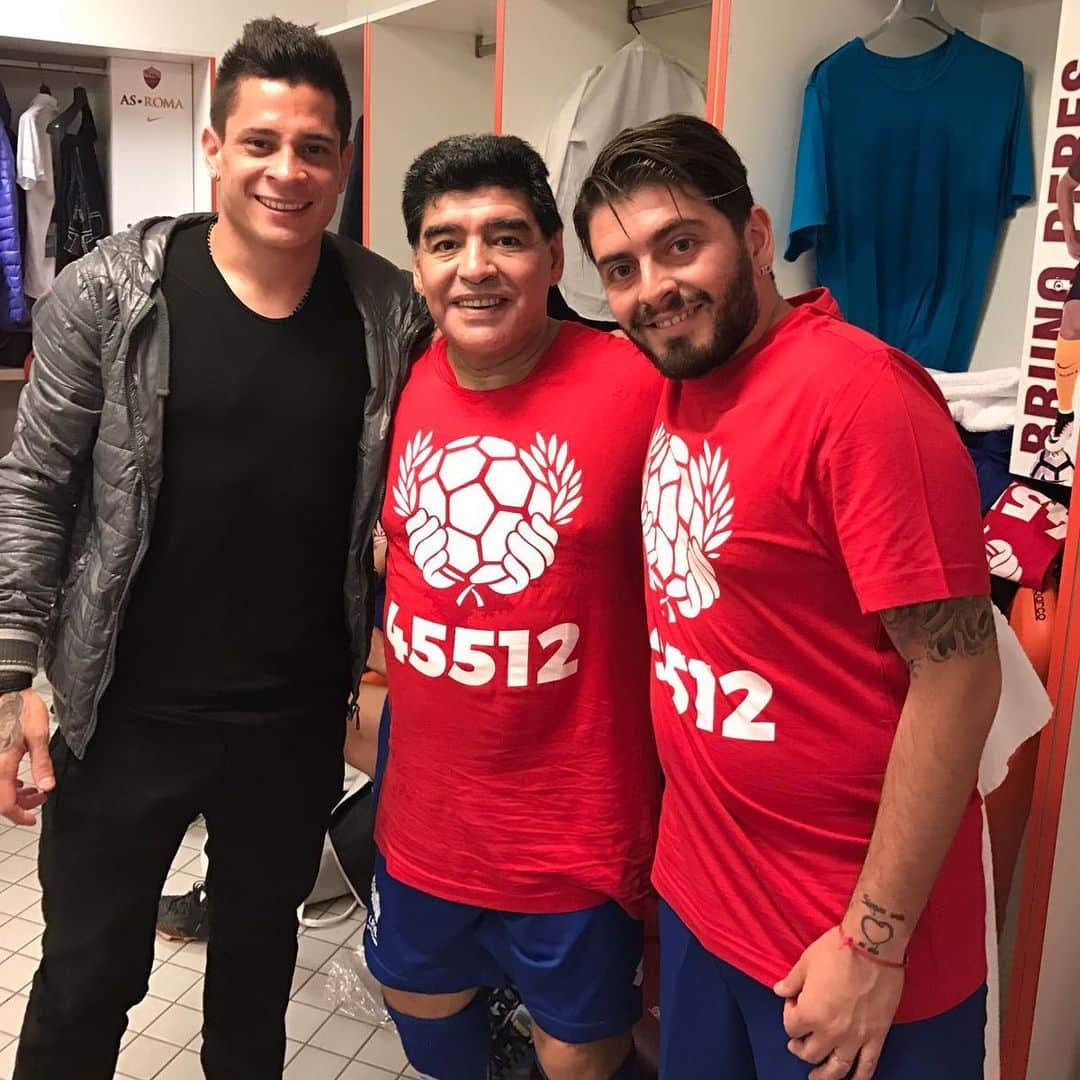 フアン・マヌエル・イトゥルベのインスタグラム：「Q.E.P.D DIEGO ! Siempre te recordaremos como el mejor del mundo. Hoy el mundo se paraliza ante tu partida. Mi más sentidos PÉSAMES  @diegomaradonajunior 🙏🙏」