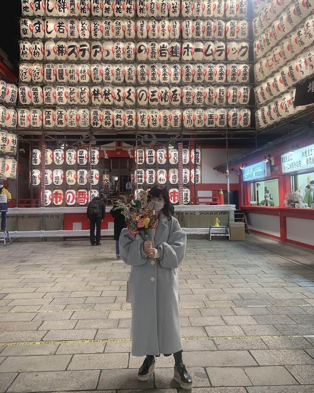 簑島三佳のインスタグラム：「今年も来ました人生二度目の酉の市  去年より少し大きいやつ  神様また一年どうぞ宜しくお願い致します🙏✨  #酉の市 @honeymihoney_official  #HONEYMIHONEY」