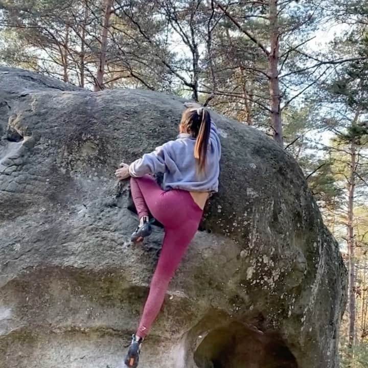 キャロライン・シノのインスタグラム：「Jolie journée ensoleillée☀️ à la petite Reine.  🎥 dans Adamaya direct //7B #crimpoil #climbmassage #recoverfaster」