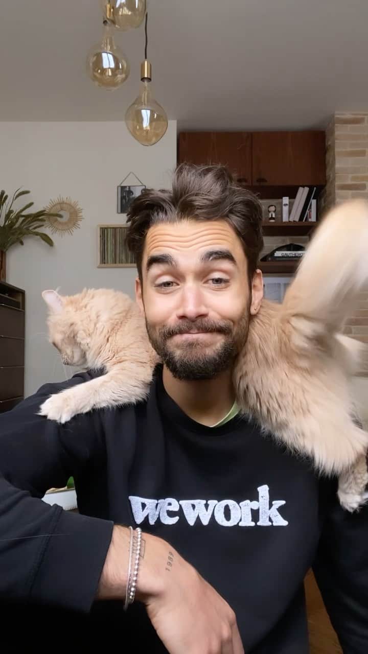 NICOLAS SIMOESのインスタグラム：「When you trying to shoot a video and get disturbed 😻😂」