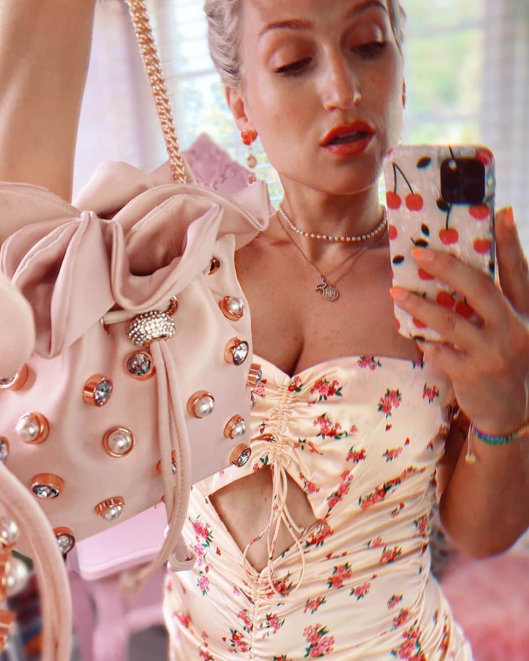 SOPHIA WEBSTERさんのインスタグラム写真 - (SOPHIA WEBSTERInstagram)「Crystals, pearls and ruched satin... My 'Emmie' bag is a #BlackFriday banger 💥💫, and she comes in Black too. 🖤 S x 🦋⁣ ⁣ #SophiaWebster #SophiaInSophias」11月26日 3時06分 - sophiawebster