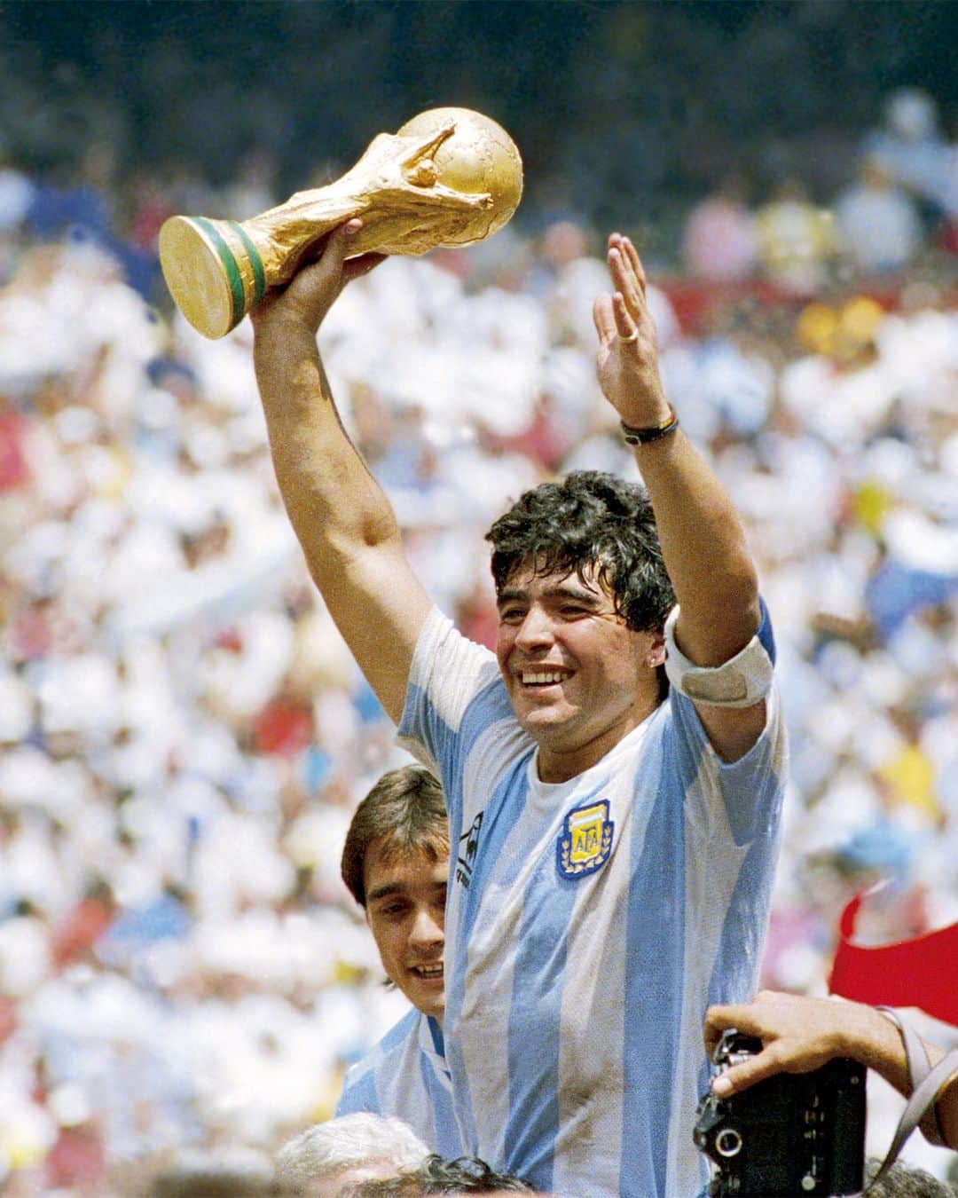 HYPEBEASTさんのインスタグラム写真 - (HYPEBEASTInstagram)「Argentinian football legend Diego Maradona has passed away at 60 years old after suffering a cardiac arrest. Maradona was captain when Argentina won the 1986 World Cup and also played for Barcelona and Napoli. Photo: Archivo El Grafico/Getty Images」11月26日 2時59分 - hypebeast