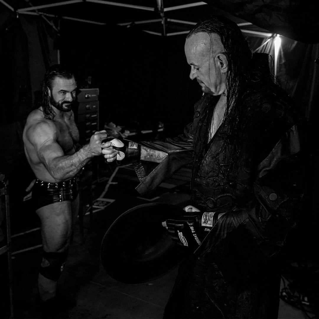 WWEさんのインスタグラム写真 - (WWEInstagram)「The farewell was final, but The @undertaker is forever. #ThankYouTaker #Undertaker30.」11月26日 3時00分 - wwe