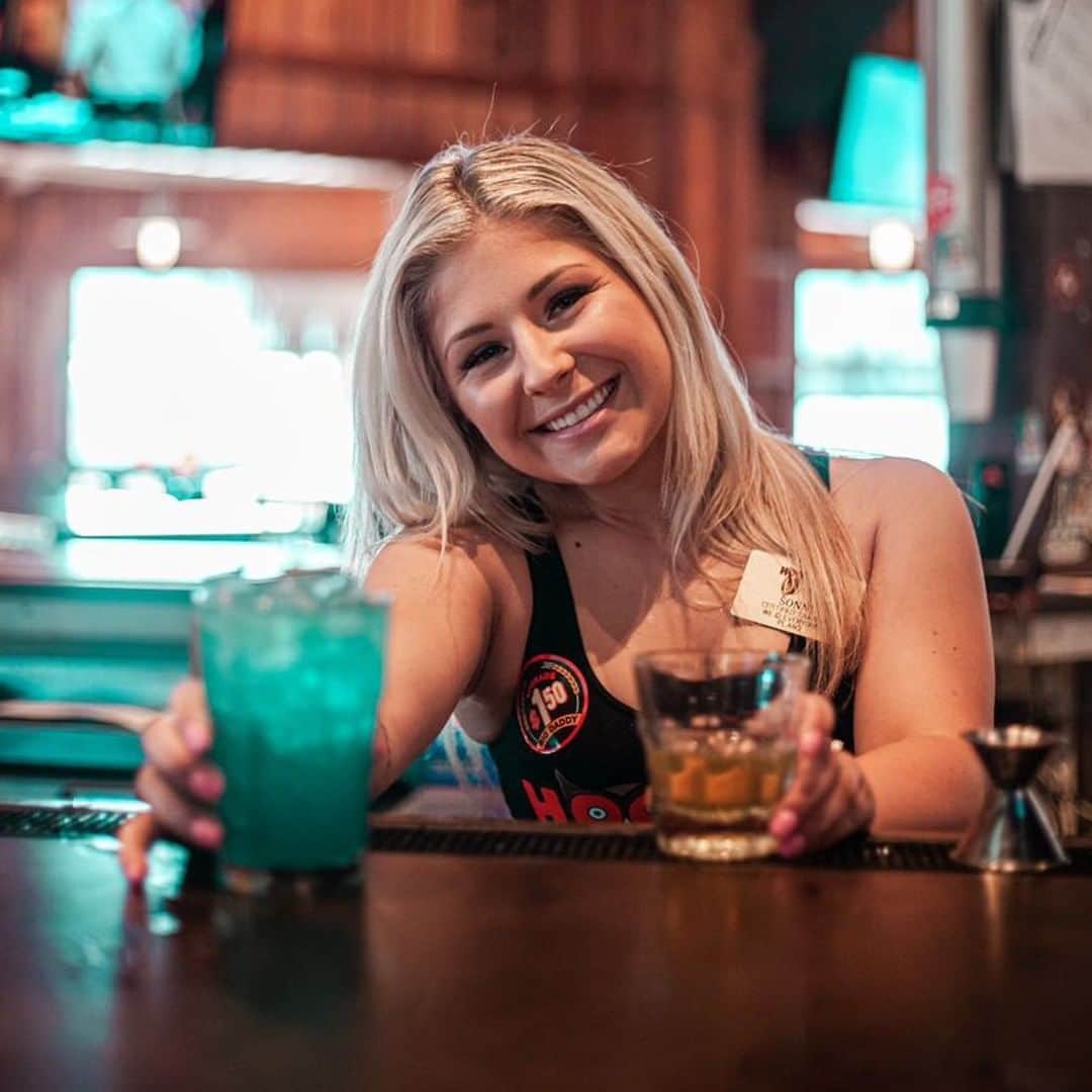 Hootersさんのインスタグラム写真 - (HootersInstagram)「Time to hit up the ultimate #Drinksgiving spot. Don’t forget to chase those drinks down with some 🔥 wings.」11月26日 3時00分 - hooters