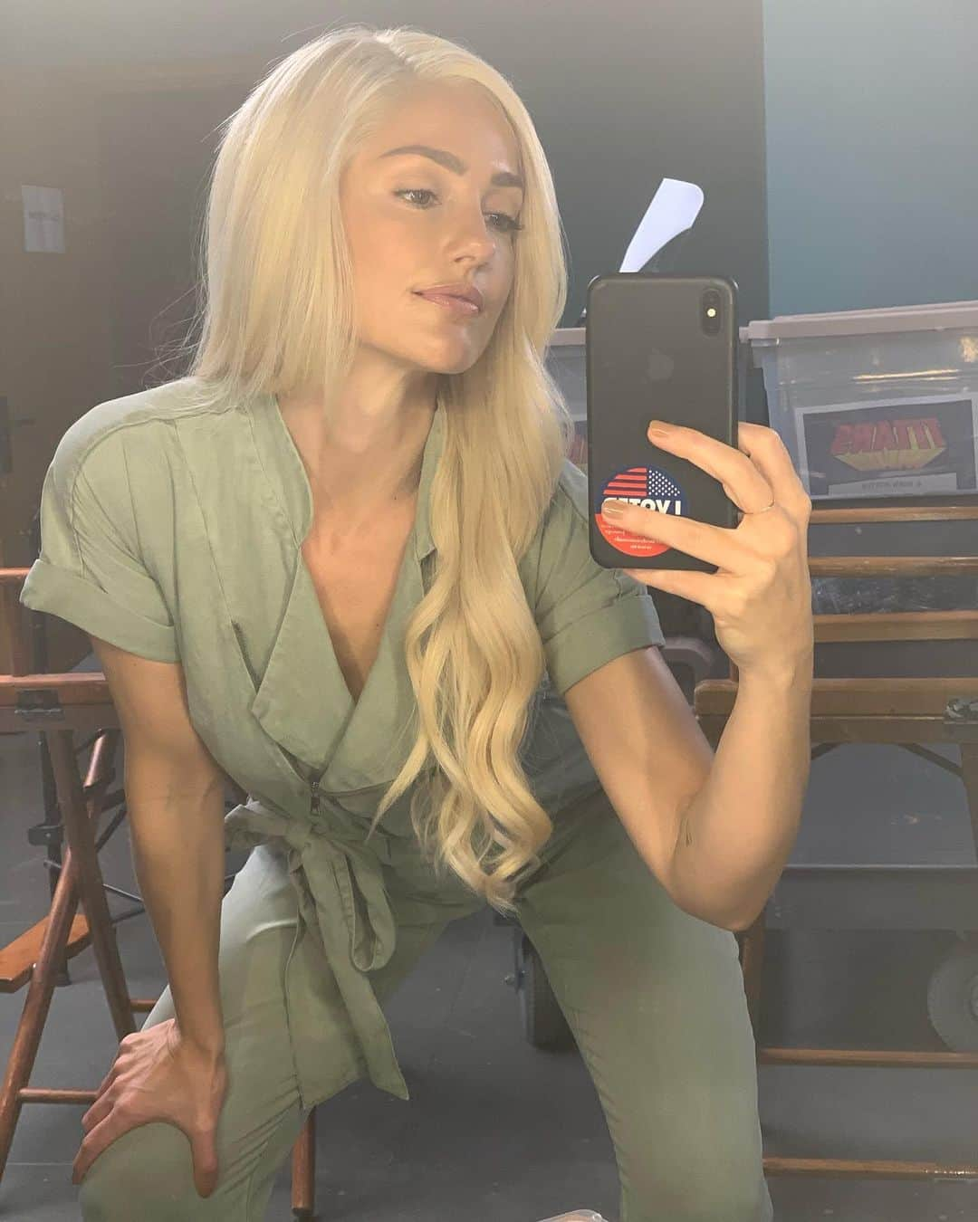 ミンカ・ケリーのインスタグラム：「We’ve come a long way this wig and I. @_staciemerriman came along and showed us how its done. #CinchedandSecured #LAIDHUNTY 🕊  ps seasons 1&2 are on @hbomax」