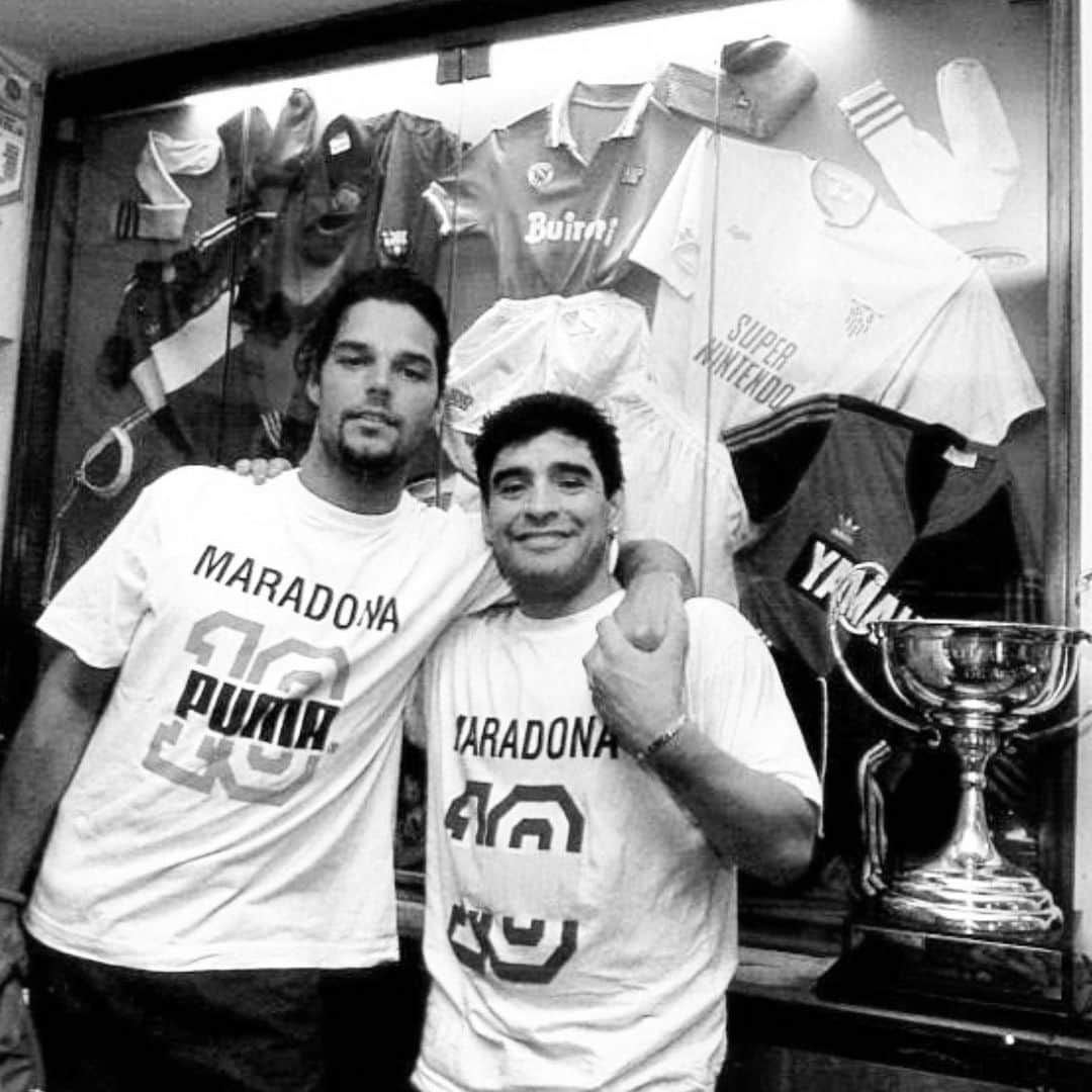 リッキー・マーティンさんのインスタグラム写真 - (リッキー・マーティンInstagram)「Vuela alto amigo. Te extrañaremos. #Diego #Maradona 🖤🖤🖤」11月26日 3時01分 - ricky_martin
