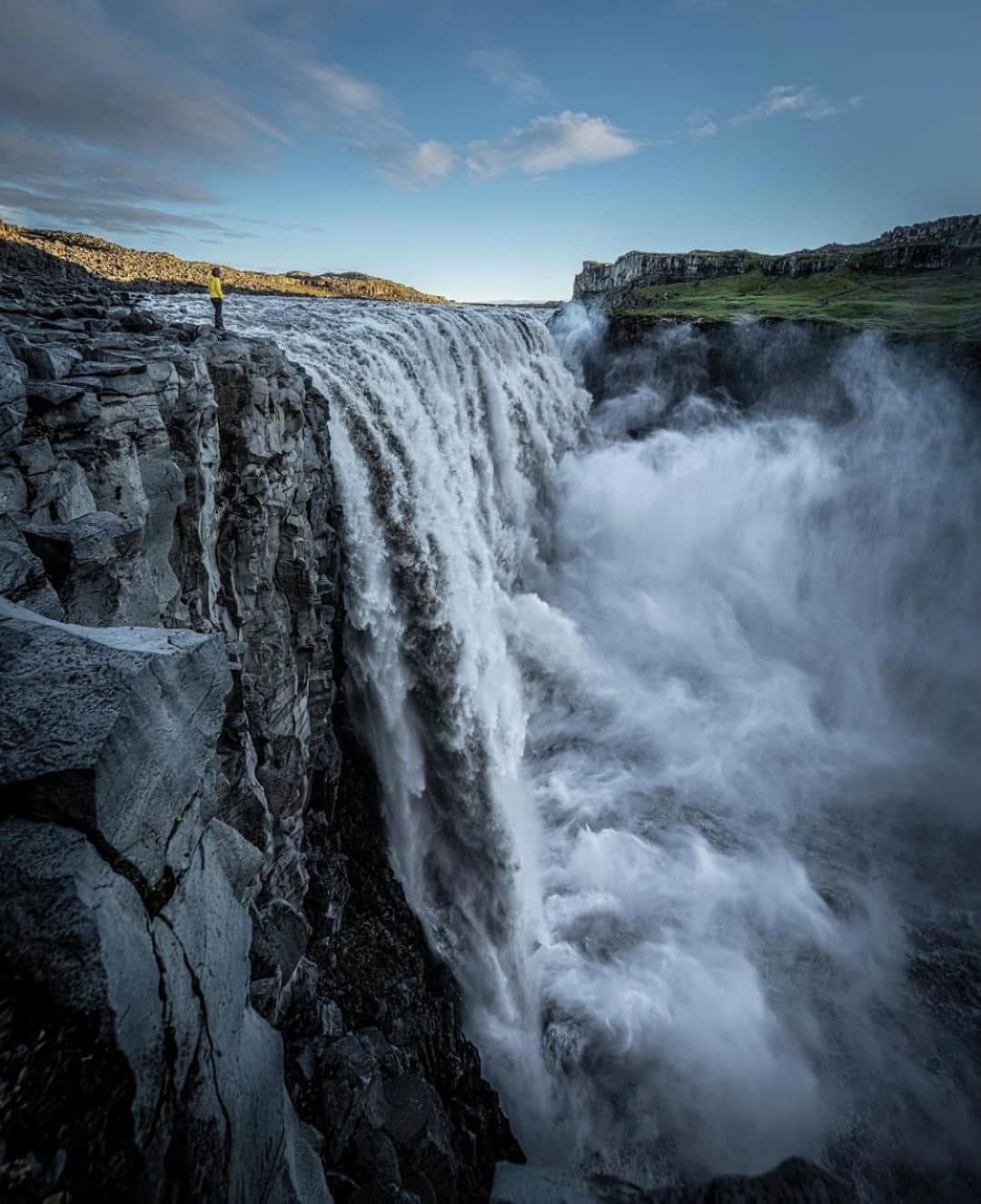 Earth Picsさんのインスタグラム写真 - (Earth PicsInstagram)「Dettifoss, the second most powerful waterfall in Europe 🇮🇸 by @ronald_soethje」11月26日 3時01分 - earthpix