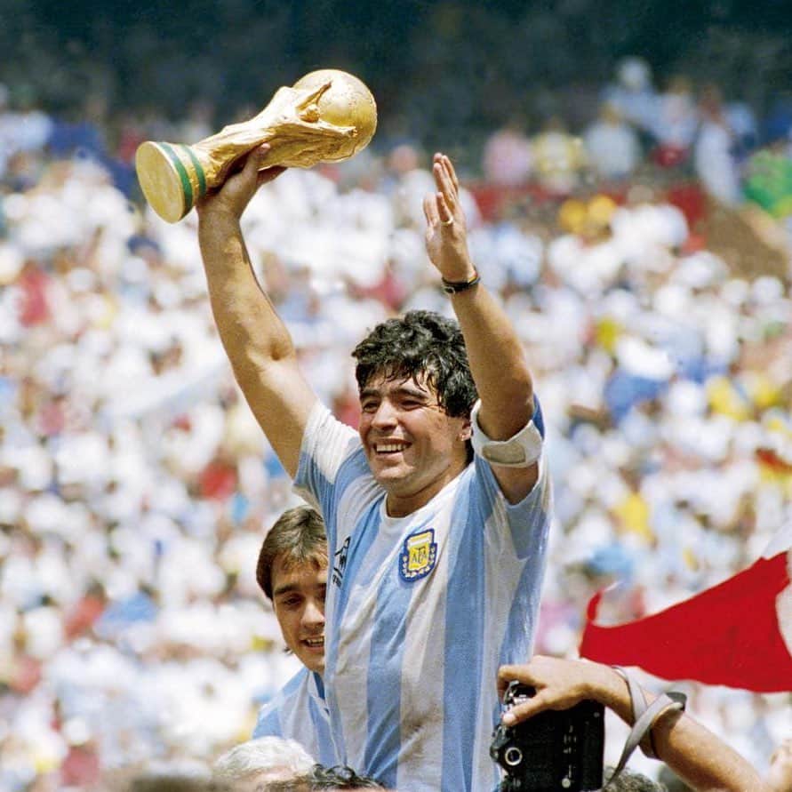 武藤嘉紀のインスタグラム：「R.I.P Maradona #10 #maradona  小学生の時に父に買ってもらったマラドーナのビデオは擦れ切れるまで見た。彼の幼い時のリフティングに衝撃を受けて、毎朝の特訓を始めた。 間違いなく彼がいなかったら今の自分はないと思う。 本当にありがとうございました。 安らかにお眠りください。」