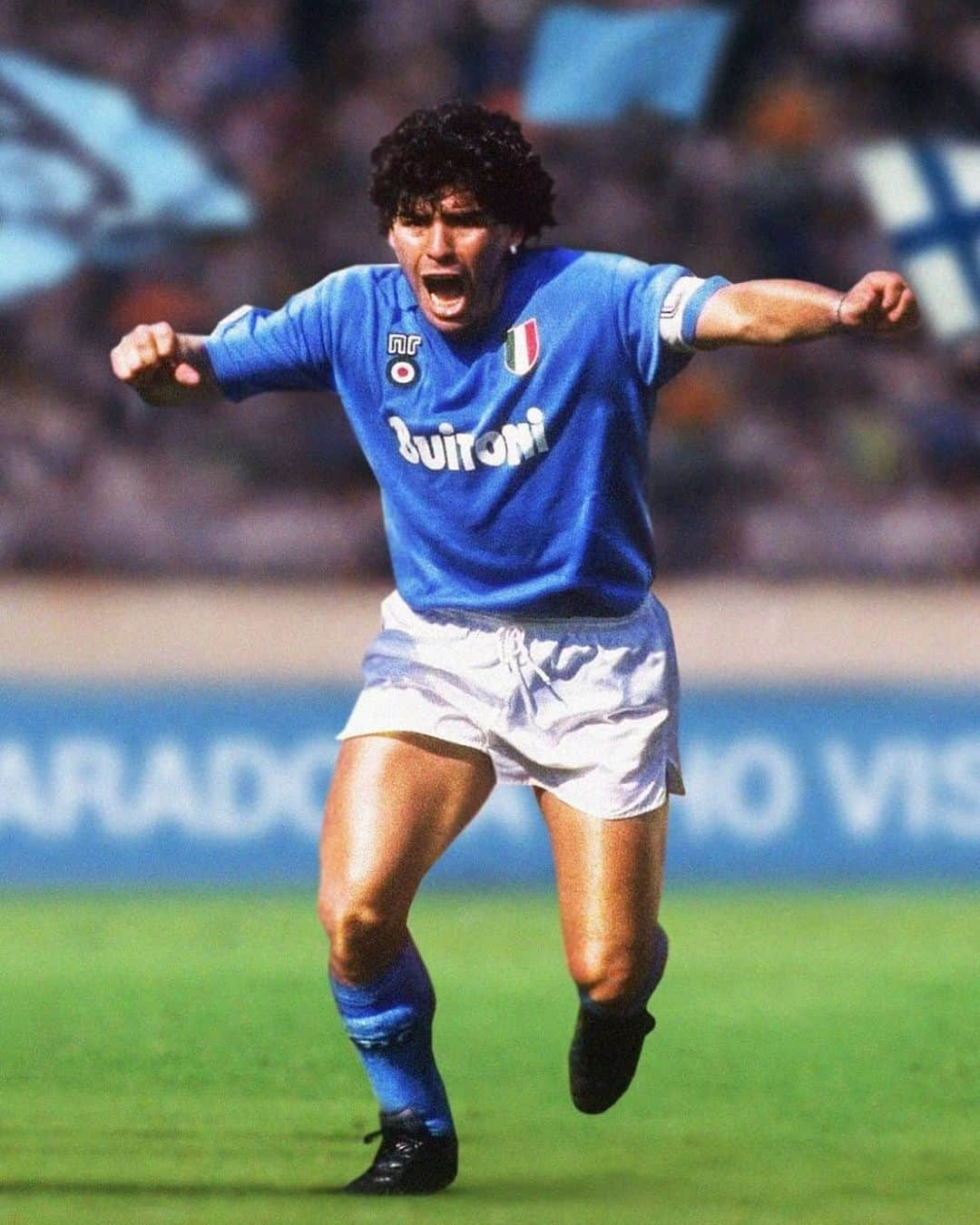 のインスタグラム：「Unico e inarrivabile, sei stato e sempre sarai la massima espressione del calcio. Grazie per averci fatto sognare.  Per sempre eterno.❤ Addio leggenda! D10S💙 ⚽️」