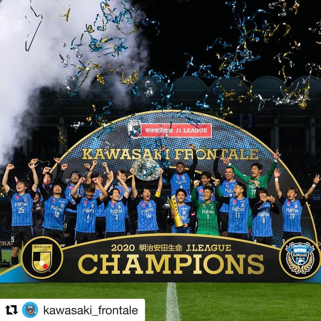 川島永嗣のインスタグラム：「Congratulations my former club @kawasaki_frontale  Champion of @jleaguejp   フロンターレの優勝最高‼︎ そして優勝はやっぱり等々力であるべきだった‼︎  なんか風呂の桶掲げてる人いたけど(笑)。 @kengo19801031   フロンターレのクラブ、スタッフ、選手、そしてサポーターの皆さん。 本当におめでとうございます！！」