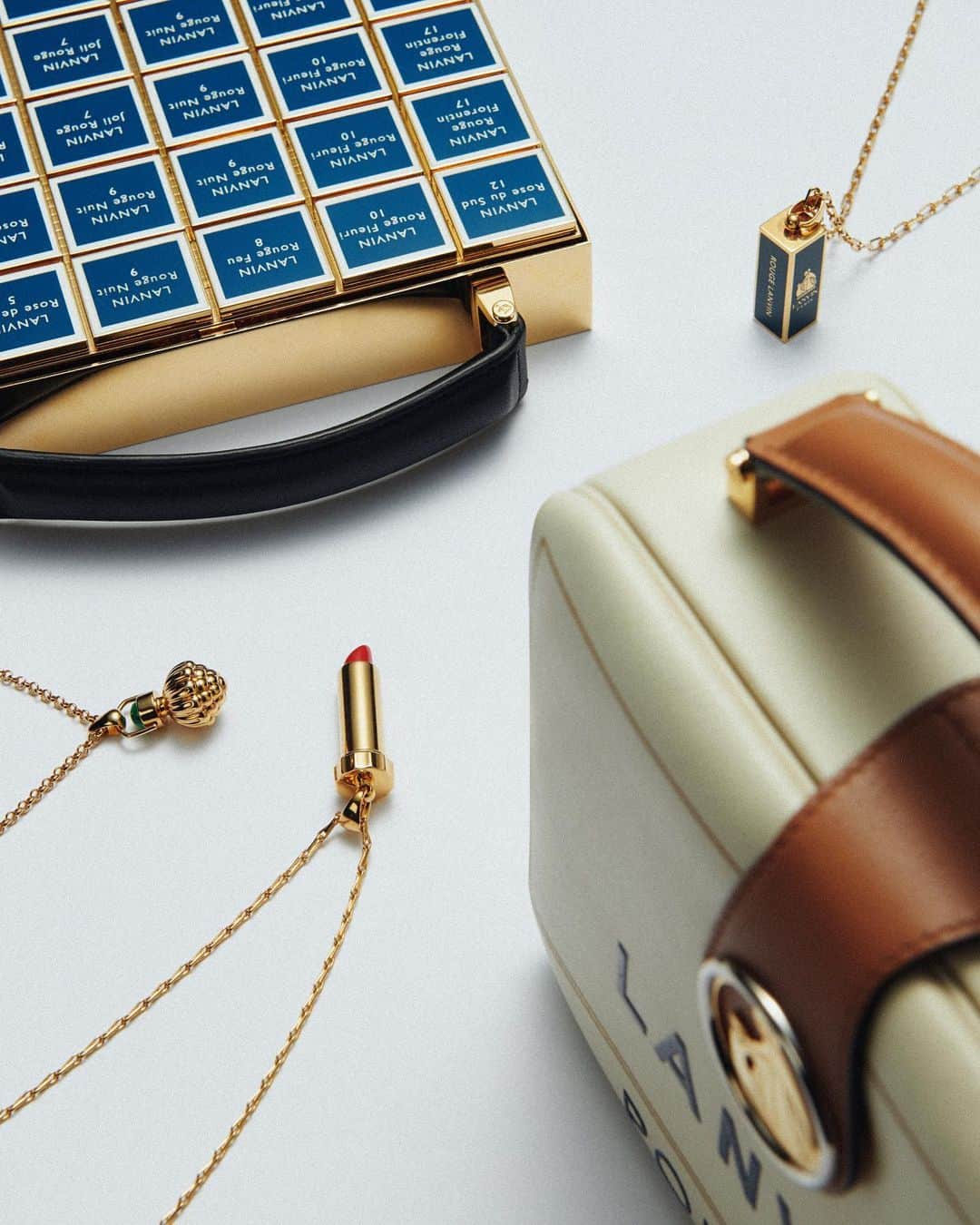 ランバンのインスタグラム：「"Cosmetics" : a collection of accessories inspired by LANVIN beauty archives. #LanvinGift」