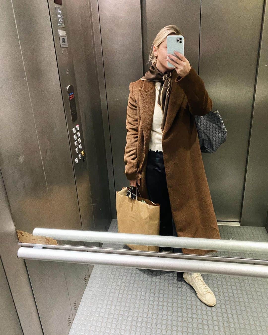 Estée Lalondeのインスタグラム：「I feel like a little fuzzi monkey in my new coat 🐒」
