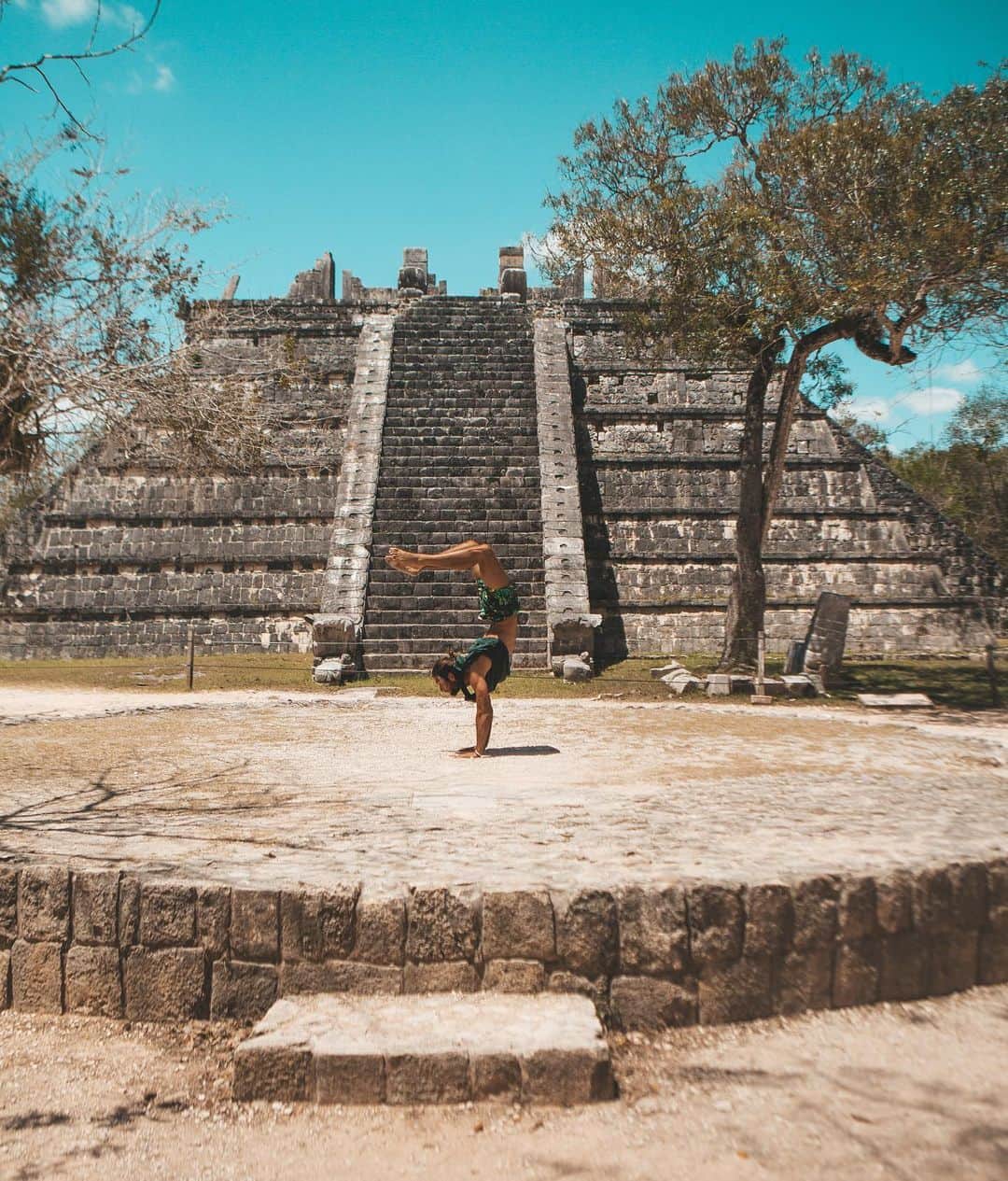Ricardo Baldinのインスタグラム：「I’ve seen many lizards in Chichen Itza, but this was the first monkey I spotted there 🙉」