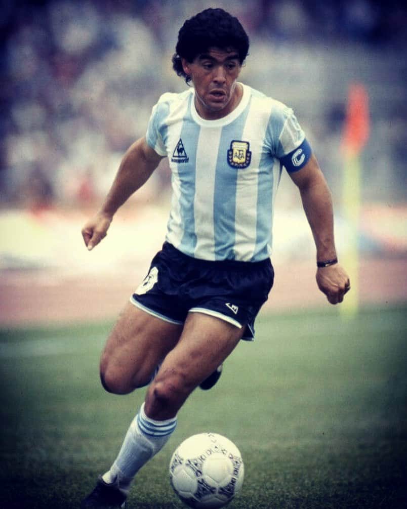 F2Freestylersのインスタグラム：「Diego Maradona - “El Pibe de Oro”.  Thank you for the memories. 😢😔🇦🇷」