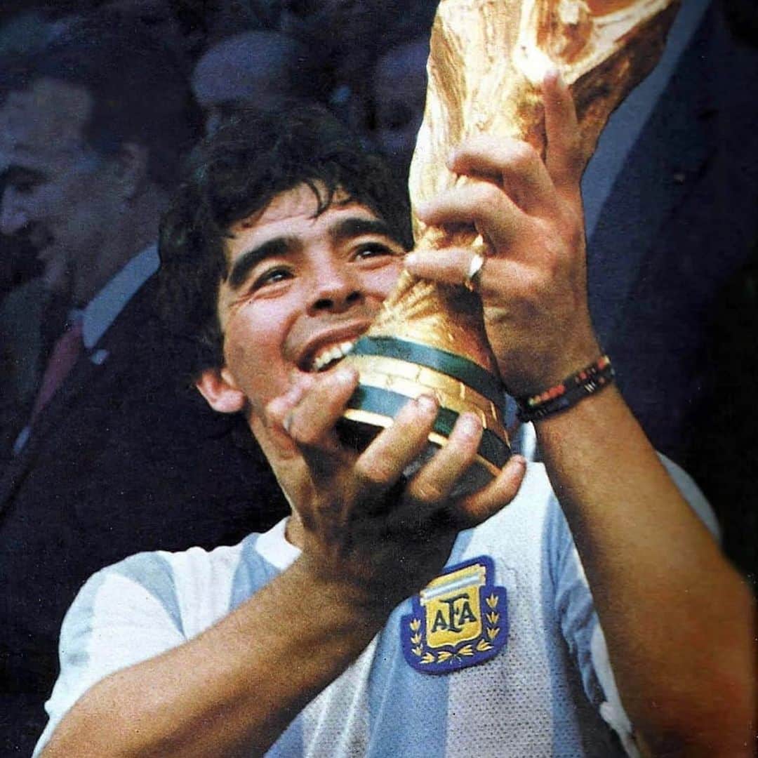 のインスタグラム：「Gracias  por todo Diego , gracias por ir para adelante contra lo q se te pusiera en frente , gracias porque a pesar de las dificultades de la vida demostraste q se puede ser el mejor de todos , gracias por ponernos en lo más alto a nivel mundial , gracias por dejar un legado , gracias por haber elegido ser futbolista y argentino .. gracias por tantas pero tantas cosas , pero por sobre todo gracias por tantas alegrías .. Q.E.P.D 10S 🙏⚽️」