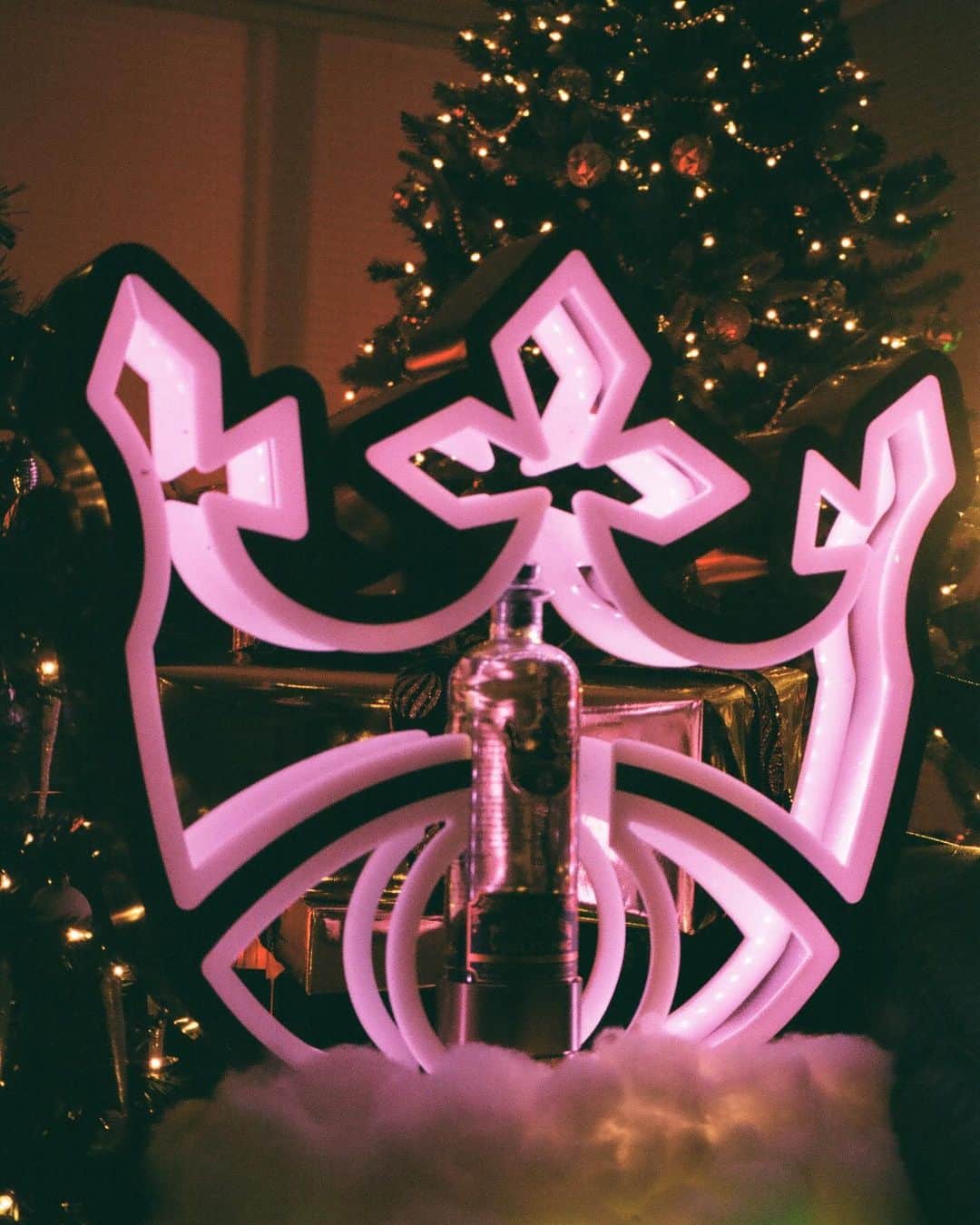 ウィズ・カリファのインスタグラム：「Hot Box and McQueen are doin a lot cool stuff for the holidays so hashtag #HotBoxHolidaze to win @hotboxbywiz @mcqueenvioletfog」
