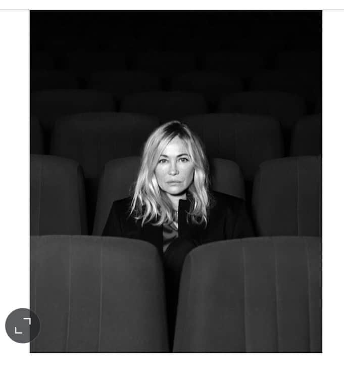 エマニュエル・ベアールのインスタグラム：「Retrouvailles avec ma chère 📷@carolebellaiche  I miss the movies .. theaters... plays ....books ... 💄 @brigitte.hymans  hair @chatchatduloup ... cinema @cinema_arlequin ❤️」