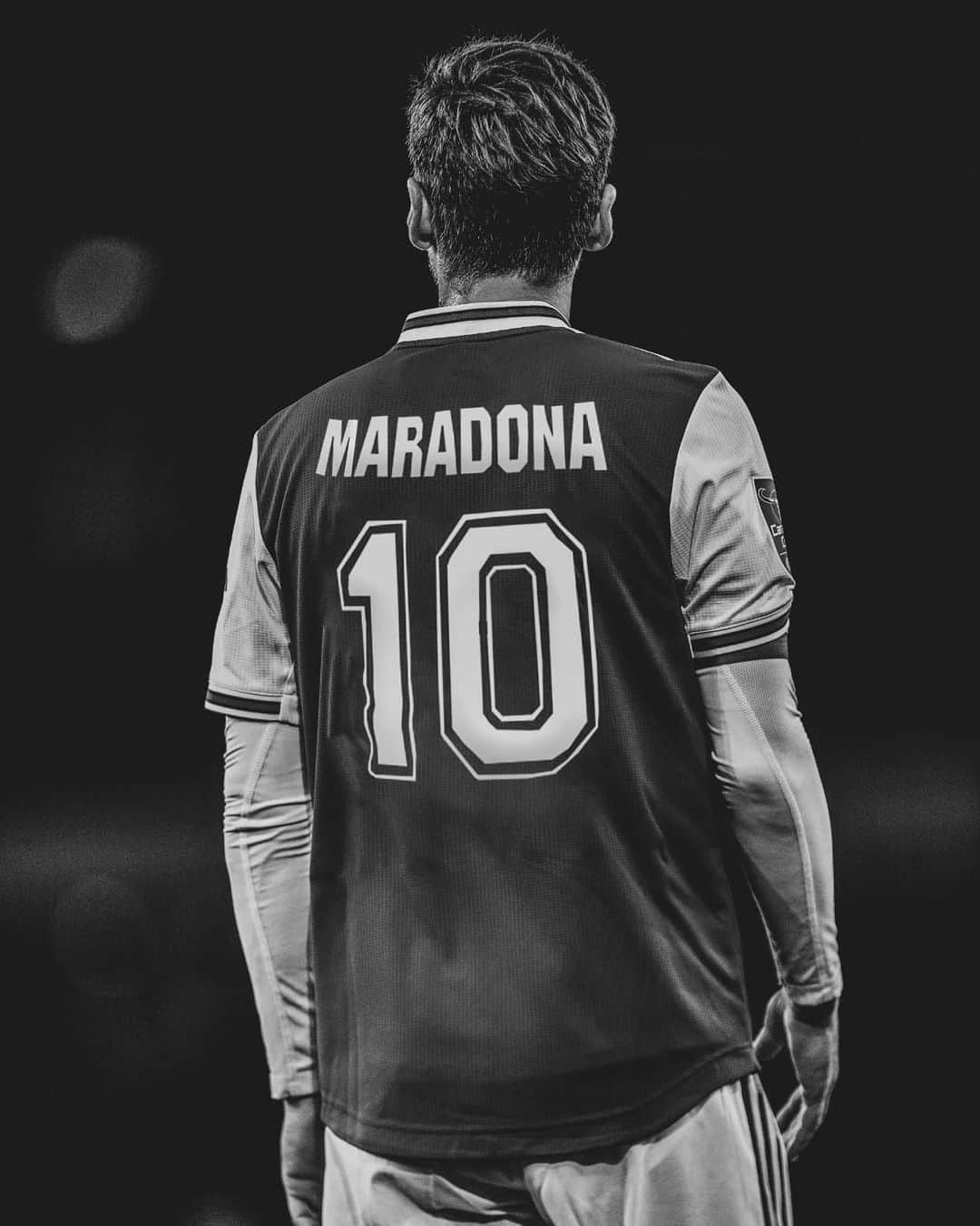 メスト・エジルのインスタグラム：「Very sad news. One of the best No. 🔟 the world of football has ever seen has passed away. You will be missed, legend. 🇦🇷💔 Rest in peace. #DiegoMaradona」