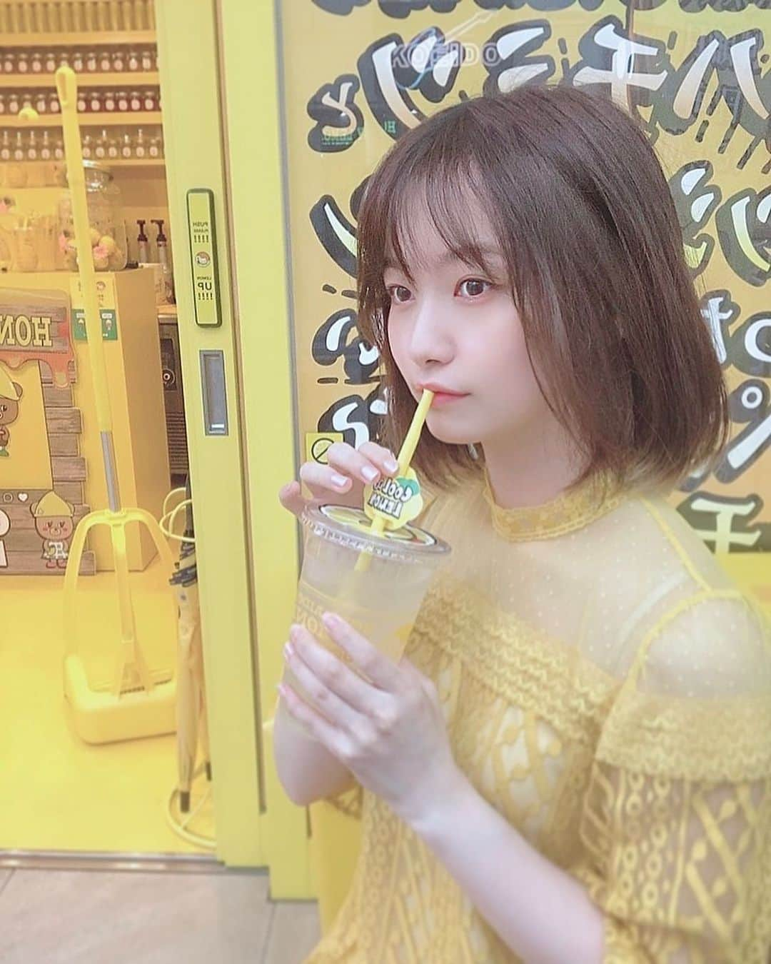 本田みくさんのインスタグラム写真 - (本田みくInstagram)「夏の思い出🌻   ─────────   【2020.9】﻿﻿  ▼場所﻿﻿ ┗📍北海道札幌狸小路5丁目  ▼#coolderemon ┗🍋レモネード   ─────────     お店で一番定番の レモネードを注文しました🍋💛 喉越しスッキリで美味しかった！   そしてストロー付きなのにこぼして しまうという(2枚目)     私、宣伝のときは「PRだよ！案件だよ！」 とかって伝える人なんですが(唐突)   この日たまたま届きたてホヤホヤの #furfur のワンピースを着ていったら、 お店の制服のようになってました😂  すごい偶然🐒w     ─────────────         #札幌カフェ#北海道グルメ #食べ歩き #札幌大通り #本田グルメ #sapporosweets #狸小路 #狸小路グルメ  #sapporocafe #lemonade #ootd #fyp #furfur #カフェ巡り #カフェ好きな人と繋がりたい #札幌カフェ巡り」11月26日 3時18分 - hondamiku