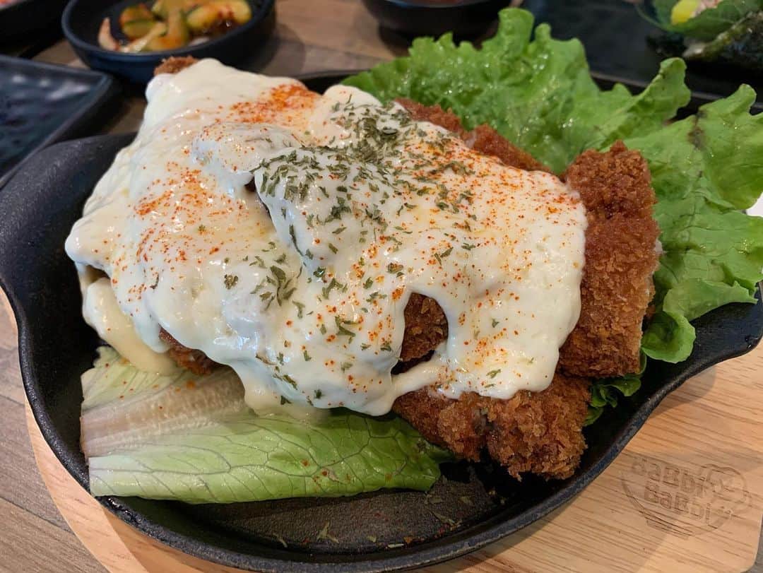 ハー・ミジョンのインスタグラム：「텍사스 가기 전 올랜도에서의 마지막 만찬😆 그나저나 텍사스가면 뭐 먹는담.....☹️☹️☹️ #orlando #babbibabbi #koreankitchen  #cheesetonkatsu #porkbellykimbap #tteokboki」