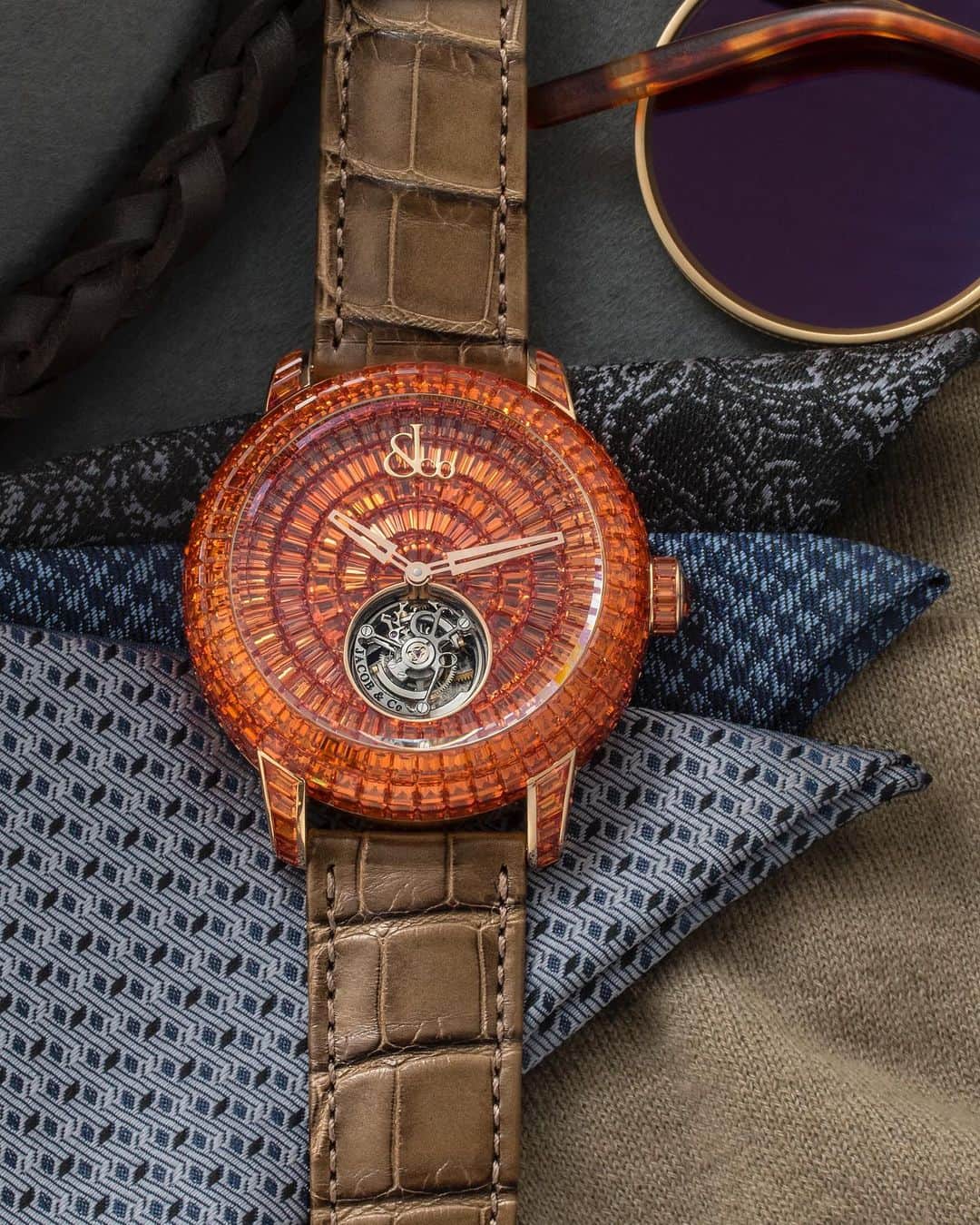 Daily Watchさんのインスタグラム写真 - (Daily WatchInstagram)「The 47mm @Jacobandco Caviar Tourbillon Full Baguette Orange. Limited to eighteen pieces 🔥 A total of 424 baguette-cut orange sapphires, complemented by one rose-cut orange sapphire in the crown. The dial features skeletonized rose gold hands and the hand-applied JCo logo at the 12 o'clock position 👀🔍 #Jacobandco」11月26日 3時33分 - dailywatch