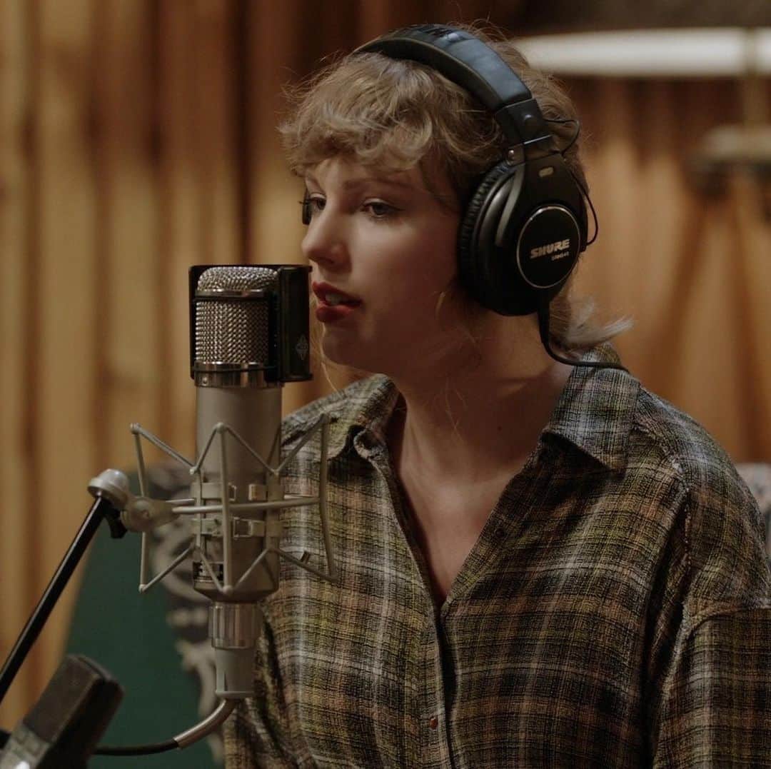 Vevoさんのインスタグラム写真 - (VevoInstagram)「Watch @taylorswift and @boniver create magic in this raw version of "exile" from 'folklore: the long pond studio sessions' on @disneyplus ⠀⠀⠀⠀⠀⠀⠀⠀⠀ ▶️[Link in bio] #TaylorSwift #BonIver #exile #folkloreOnDisneyPlus」11月26日 3時33分 - vevo