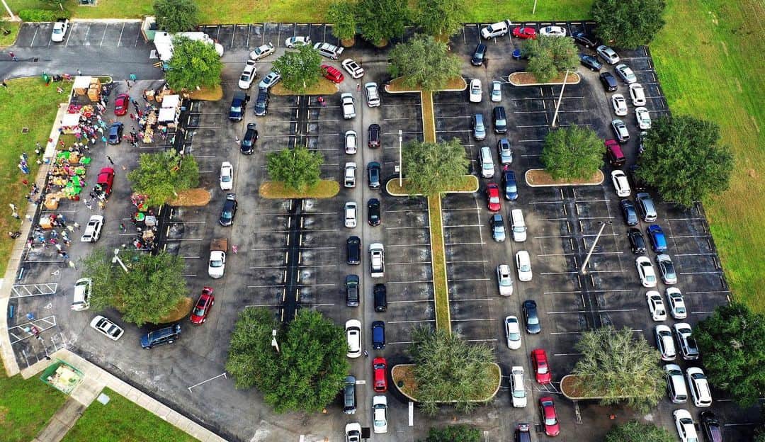 NBC Newsさんのインスタグラム写真 - (NBC NewsInstagram)「Residents line up in their cars at a food distribution site in Central Florida as Thanksgiving Day approaches.  📷 Paul Hennessy / SOPA Images / Sipa USA / @apnews」11月26日 3時34分 - nbcnews