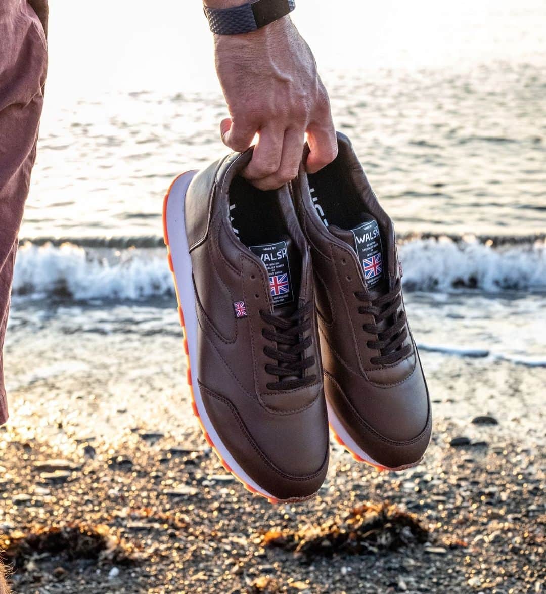 ウォルシュのインスタグラム：「Who is hoping to be on a beach sometime soon?!☀️ . . . #normanwalshuk #normanwalsh #britishmanufacturing #madeinbritain #ukmfg #shoes #footwear #sneakers」