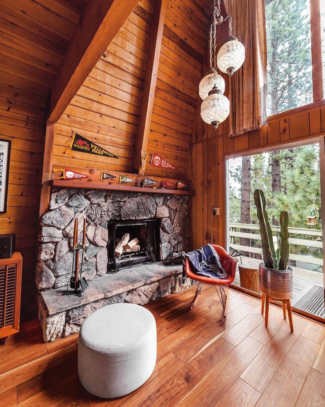 Airbnbさんのインスタグラム写真 - (AirbnbInstagram)「Superhost Jake designed his holiday-ready cabin for conversation and togetherness, so there’s no TV. But it does have a highly bingeable fireplace, easy access to ski slopes, and a national forest in the backyard. Last-minute gift idea: a box of cinnamon bear claws from Dank Donuts, a short walk away.   Photo: @bigbeartreehouse」11月26日 3時35分 - airbnb