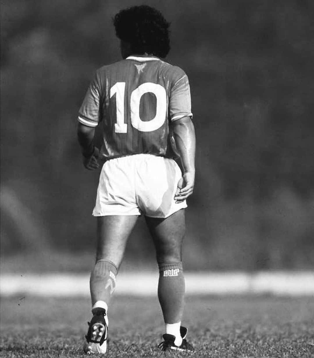 アニス・ベン＝ハティラのインスタグラム：「Die Welt verabschiedet sich von einem ewigen Genie. Einer der besten aller Zeiten. Ein unvergleichbarer Zauberer. Ein Idol. Eine Ikone. Einer Legende! Er hinterlässt ein Vermächtnis ohne Grenzen und eine leere, die im Fußball niemals gefüllt werden wird! Ruhe in Frieden,  Diege Armando Maradona 💙🙏🏽😢🥀」