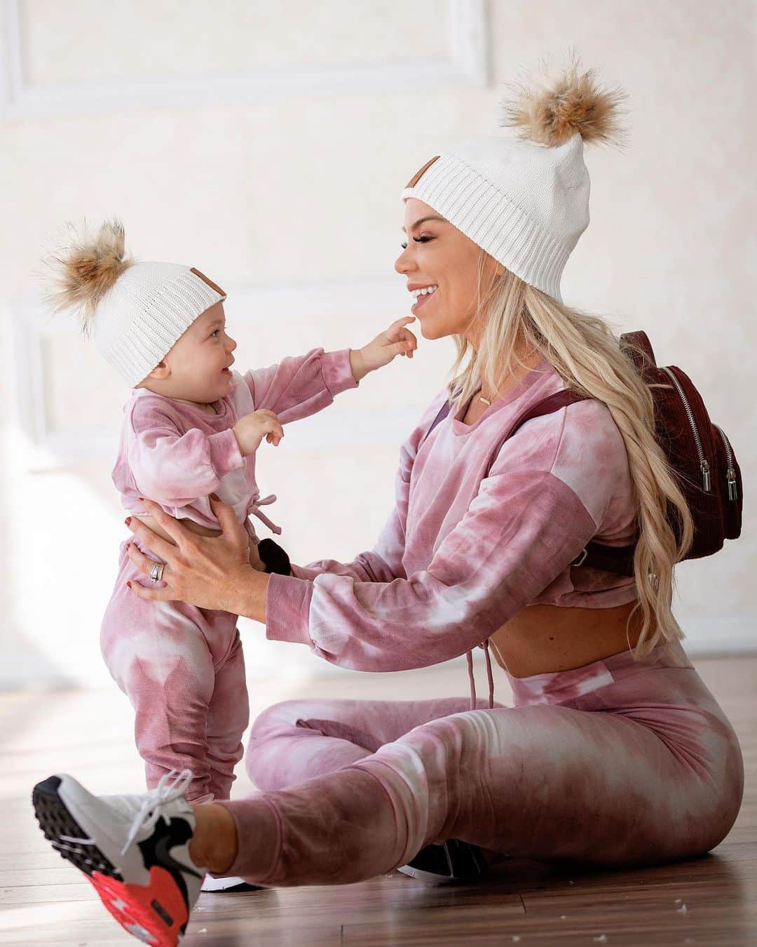 Lauren Drain Kaganのインスタグラム：「Which is cutter?💞 Pic 1 or 2?🥰 Make sure you follow little @ariaskyekagan 👼🏼」